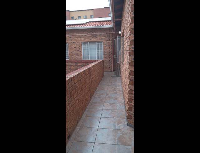 2 BEDROOM APARTMENT FOR SALE IN KEMPTON PARK CENTRAL